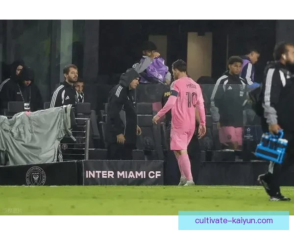 梅西与C罗分别创历史新纪录 双方争议言论引发全球热议